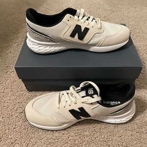 New Balance sneakers - size 9.5 - excellent condition